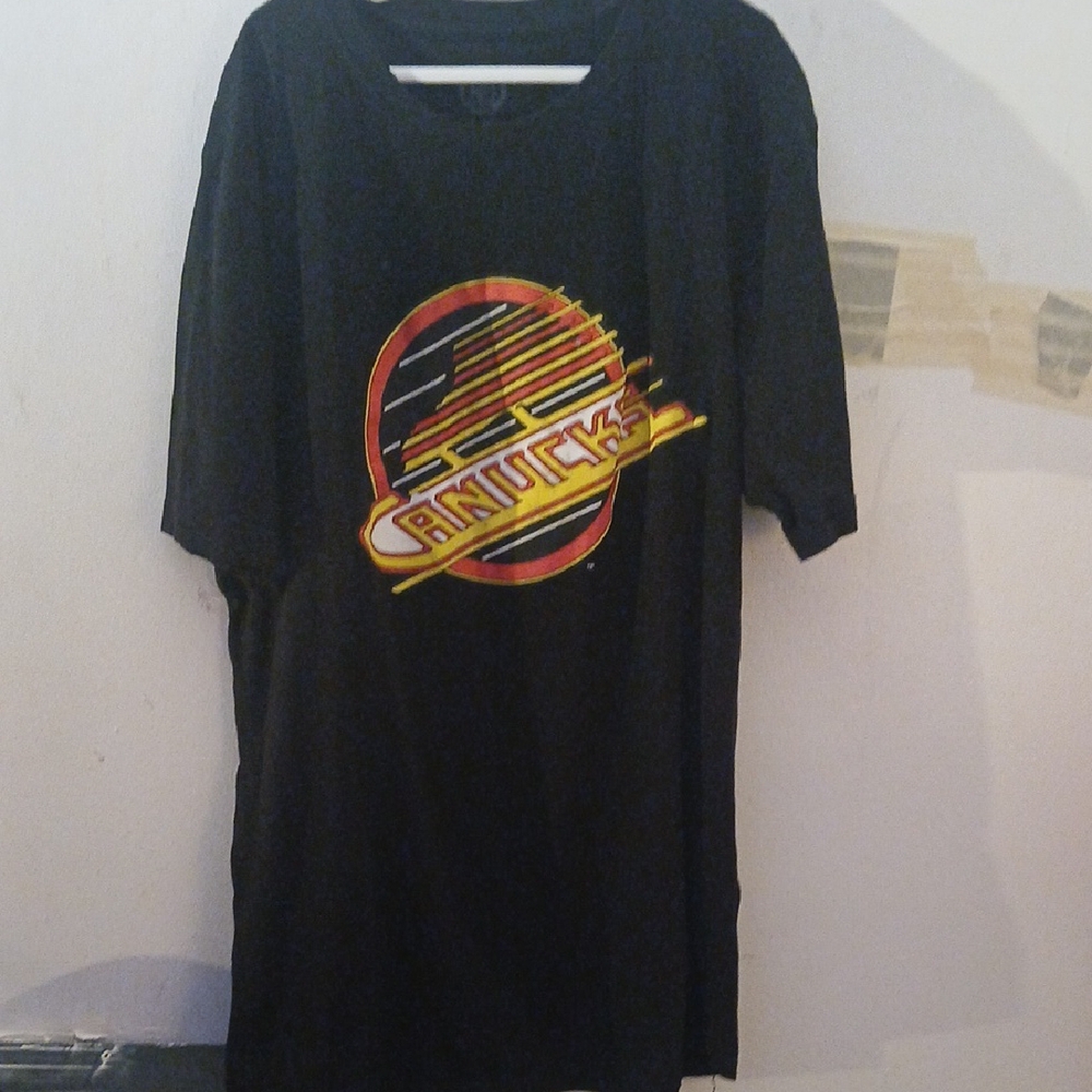 Black Short Sleeve Tee Vancouver Cunucks Logo Size L